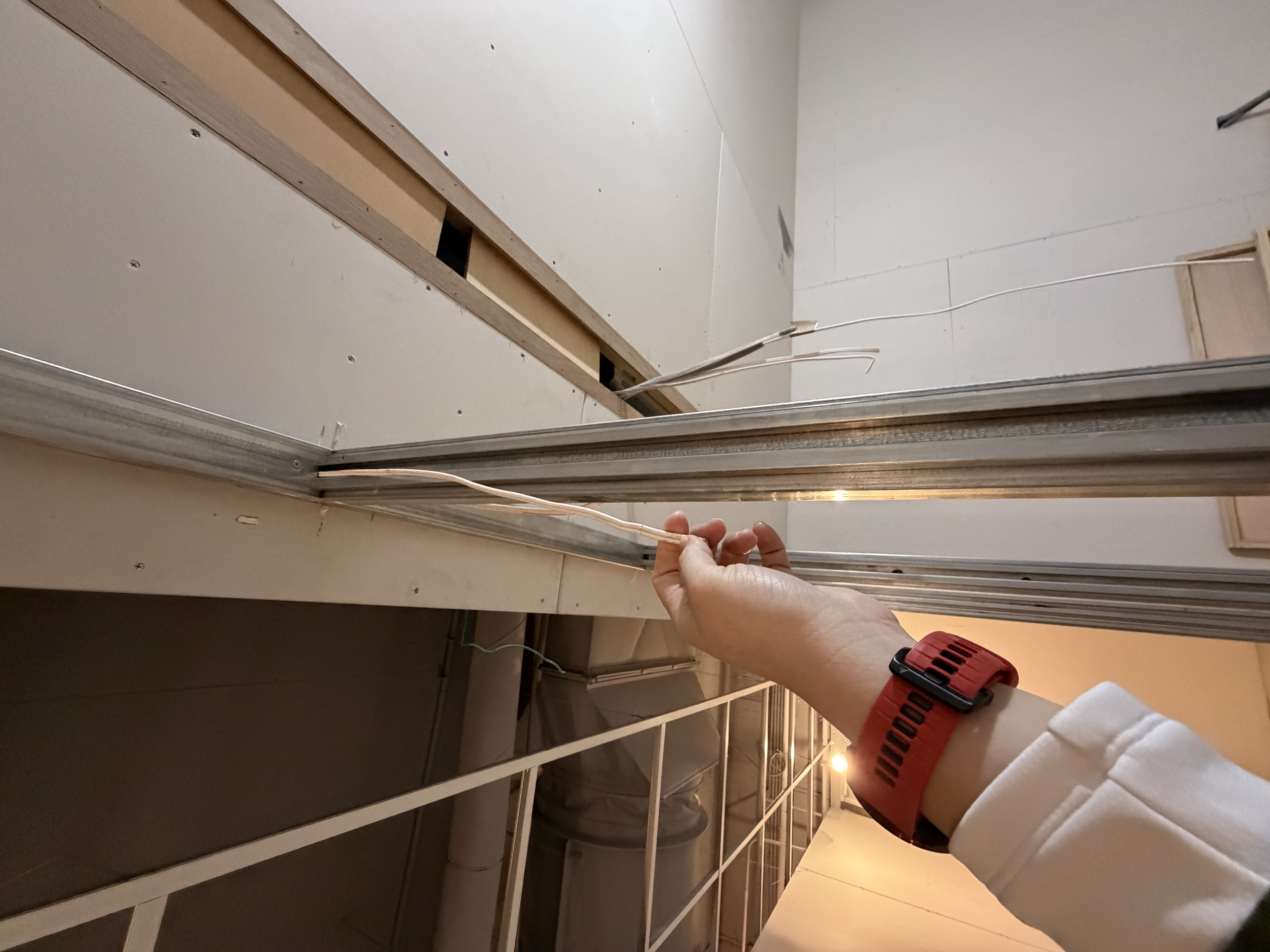 二次線從窗框拉出